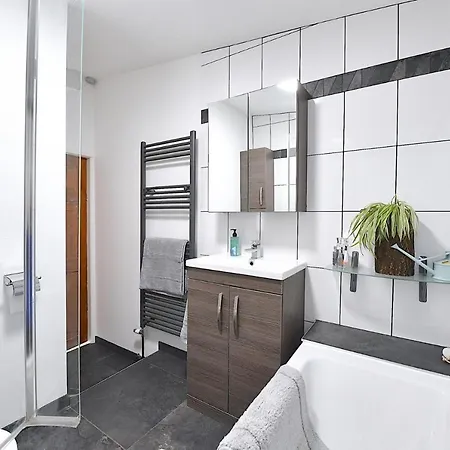 Gorgeous 3Bd Cottage In The Heart Of Guildford Exterior photo